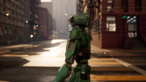 Robot Sétál Egy Elhagyatott Utcán Egy Nagyvárosban Humanoid Robot Keresztezi — Stock videók