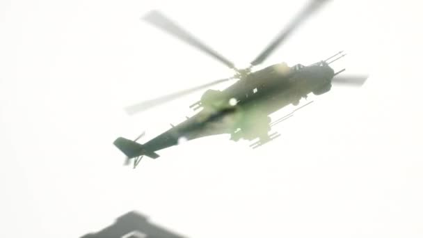 Militaire Helikopter Vliegt Stad Tussen Wolkenkrabbers Animatie — Stockvideo