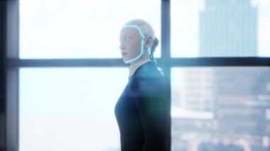 Boş ofiste kalan ve pencereden büyük şehre bakan bir insansı robot. gelecek teknoloji konsepti.