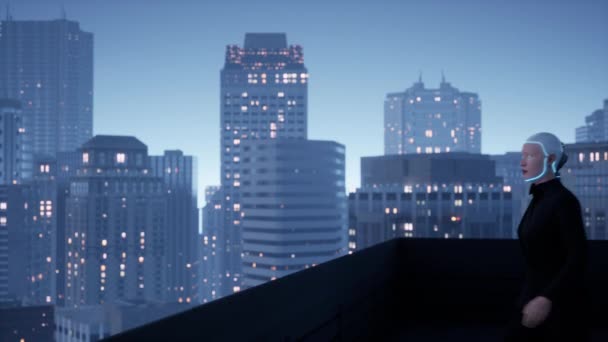 一个女性人形机器人在建筑物的屋顶上看着这个巨大的夜城 未来的技术概念 — 图库视频影像