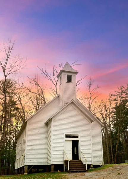 Kentucky Dağlarında Dramatik Bir Günbatımı Gökyüzü Ile Yıpranmış Eski Bir — Stok fotoğraf