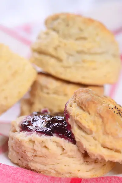一个自制的南方饼干 背景上有蓝莓蜜饯和额外的饼干 — 图库照片