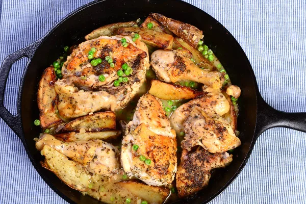 Baked Chicken Vesuvio Served Cast Iron Skillet Served Roasted Potatoes — Stock Photo, Image