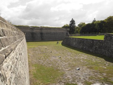 Pamplona sokağı, eski askeri binalar ve yaya sokakları.
