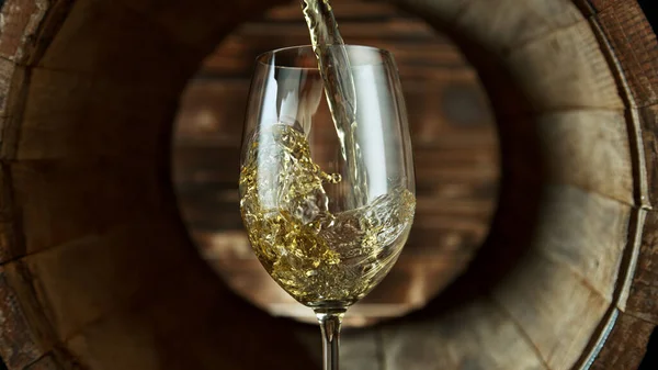 Despejando Vinho Branco Vidro Dentro Barril Madeira Velho Conceito Bebidas — Fotografia de Stock