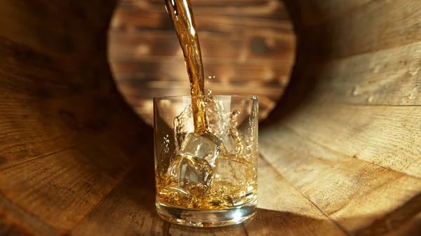 Whisky Glas Gieten Een Oud Houten Vat Begrip Verse Dranken — Stockfoto