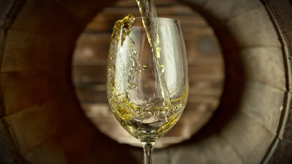 Выливать Белое Вино Старую Деревянную Бочку Концепция Свежих Напитков — стоковое фото