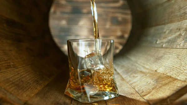 古い木製の樽の中にウイスキーをグラスに入れる 新鮮な飲料の概念 — ストック写真