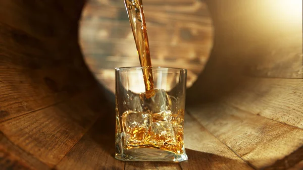 Whisky Glas Gieten Een Oud Houten Vat Begrip Verse Dranken — Stockfoto