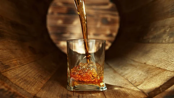 Verser Whisky Dans Verre Intérieur Vieux Tonneau Bois Notion Boissons — Photo