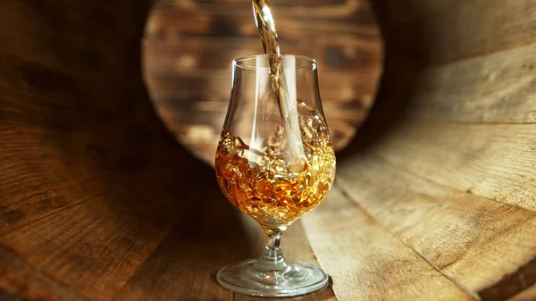 Häll Rom Glas Inuti Gamla Träfat Begreppet Färska Drycker — Stockfoto