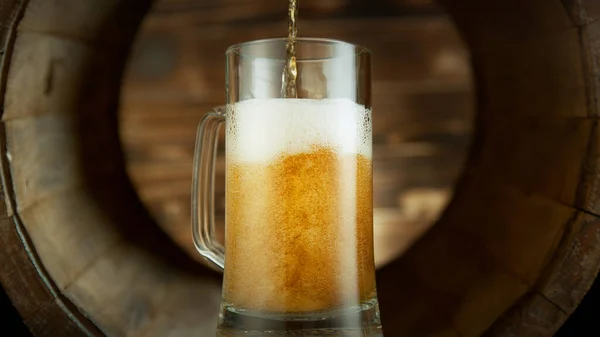 Despejar Cerveja Vidro Dentro Velho Barril Madeira Conceito Bebidas Frescas — Fotografia de Stock
