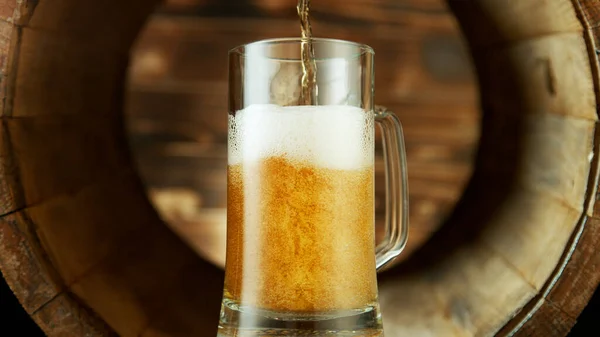 古い木製の樽の中にビールを入れる 新鮮な飲料の概念 — ストック写真