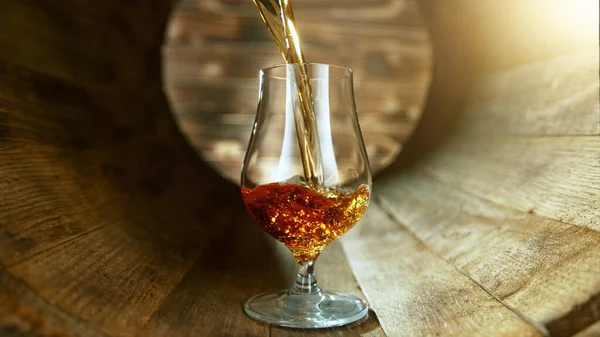 Despejar Rum Vidro Dentro Velho Barril Madeira Conceito Bebidas Frescas — Fotografia de Stock