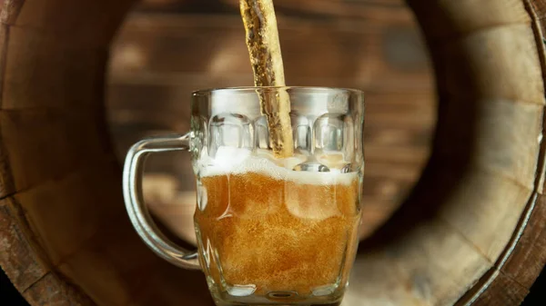 Выливать Пиво Старую Деревянную Бочку Концепция Свежих Напитков — стоковое фото