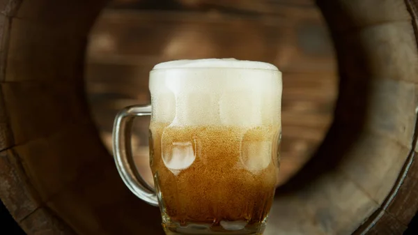 Ποτήρι Μπύρας Μέσα Παλιό Ξύλινο Βαρέλι Έννοια Των Φρέσκων Ποτών — Φωτογραφία Αρχείου