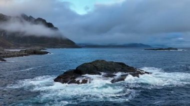 Taşlı deniz dalgalarının hava yavaş çekim görüntüleri. Hava aracı görüntüsü, güzel vahşi doğa 4k video arkaplan.