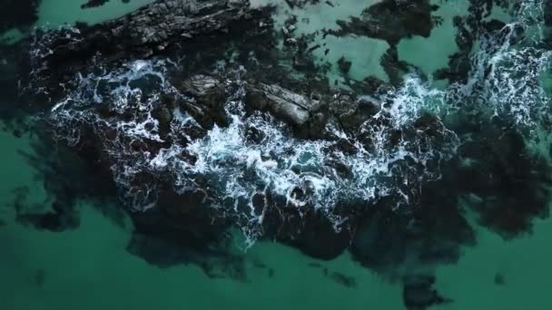 Letecké Zpomalené Záběry Mořských Vln Balvanem Letecký Dron Záběr Krásná — Stock video