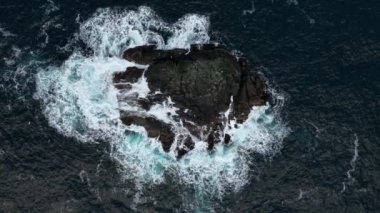 Taşlı deniz dalgalarının hava yavaş çekim görüntüleri. Hava aracı görüntüsü, güzel vahşi doğa 4k video arkaplan.