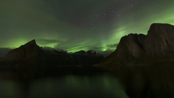 发光的极光的时间过去了 挪威Reine村Lofoten西北部极光经过45分钟 — 图库视频影像