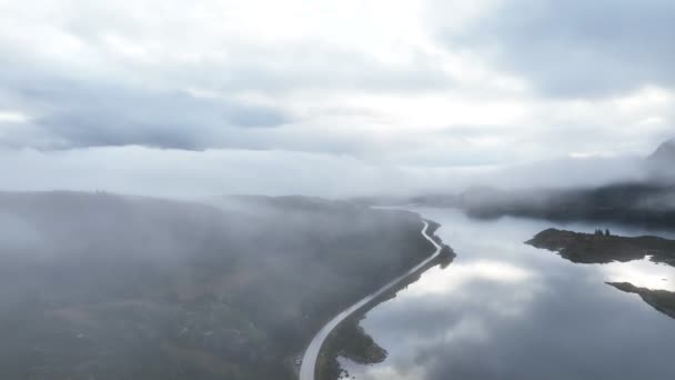 ノルウェーの空中映像は湖や道路でピークを迎えます 日没の美しい巨大な山の風景と滑らかな飛行映像 — ストック動画