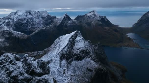 Nagranie Lotu Ptaka Lofoten Norwegii Gładkie Nagranie Lotu Pięknymi Górami — Wideo stockowe