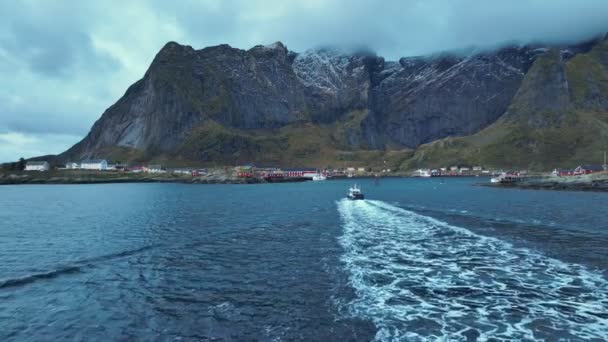 挪威Reine的Lofoten村的空中录像 美丽的高山 漂浮的小船和日落中的村庄的平稳飞行画面 — 图库视频影像