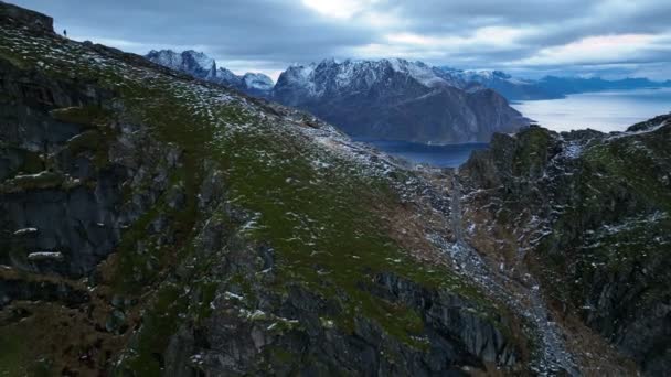 Nagranie Lotu Ptaka Lofoten Norwegii Gładkie Nagranie Lotu Pięknymi Górami — Wideo stockowe