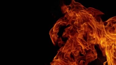 Siyah arka planda izole edilmiş süper yavaş ateş patlaması. Yüksek hızlı sinema kamerası, 1000 fps..