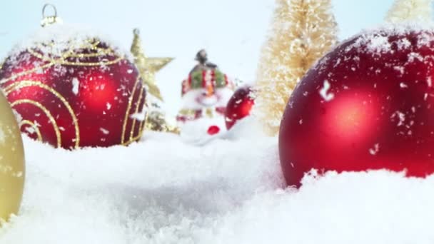 超慢的行动降雪与圣诞玻璃球 相机在滑块上的运动 用高速电影摄影机拍摄 — 图库视频影像