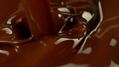 Erimiş çikolatanın Süper Yavaş Dökümü. Yüksek Hız Sinema Kamerası, 1000fps. 
