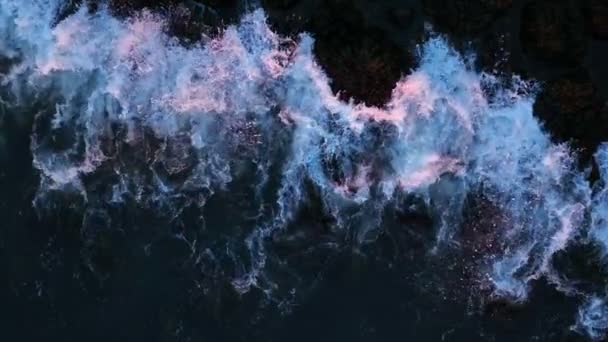ドローンの視点から撮影された海洋波の空中パノラマ映像 アイスランド 砂の黒いビーチ — ストック動画