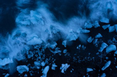 Geceleri Diamond Sahili 'ndeki buz kütlelerinin ve buzdağlarının havadan görünüşü. Uzun pozda çekilmiş..