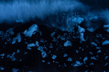Geceleri Diamond Sahili 'ndeki buz kütlelerinin ve buzdağlarının havadan görünüşü. Uzun pozda çekilmiş..