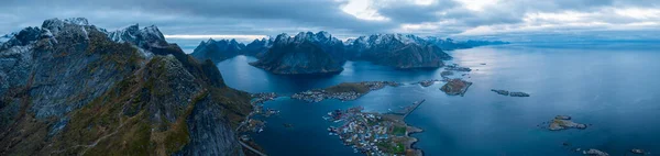 冬季的Reine全景 挪威Lofoten岛的俯瞰图 蓝海风景 还有传统的彩楼 — 图库照片