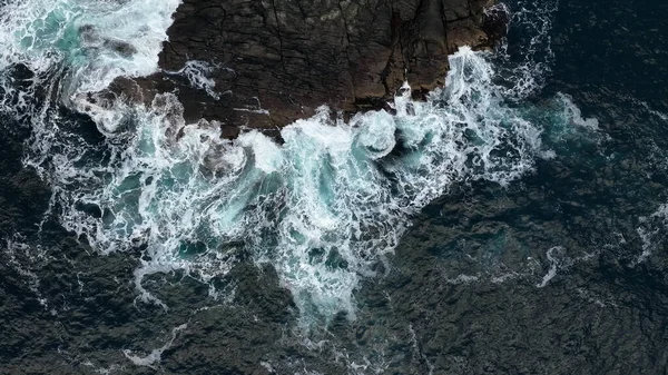 Letecký Pohled Oceánské Vlny Narážející Skály Krásné Drone Shot Divoké — Stock fotografie