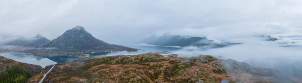 挪威高山上空的空中全景 湖面尽收眼底 美丽的横向野外背景 — 图库照片