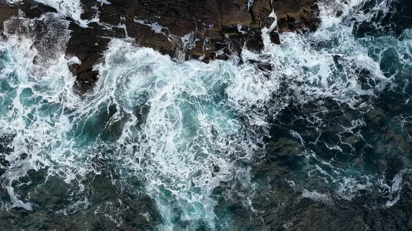 Vista Aérea Las Olas Del Océano Estrellándose Contra Las Rocas — Foto de Stock