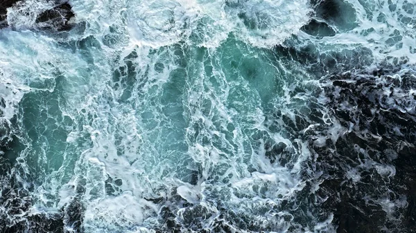 Letecký Pohled Oceánské Vlny Narážející Skály Krásné Drone Shot Divoké — Stock fotografie