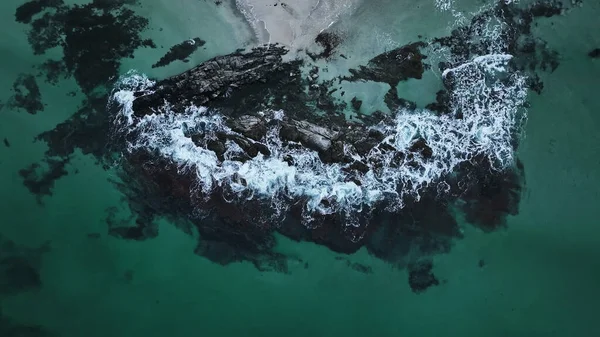 Εναέρια Άποψη Των Κυμάτων Του Ωκεανού Συντρίβεται Βράχους Όμορφο Drone — Φωτογραφία Αρχείου