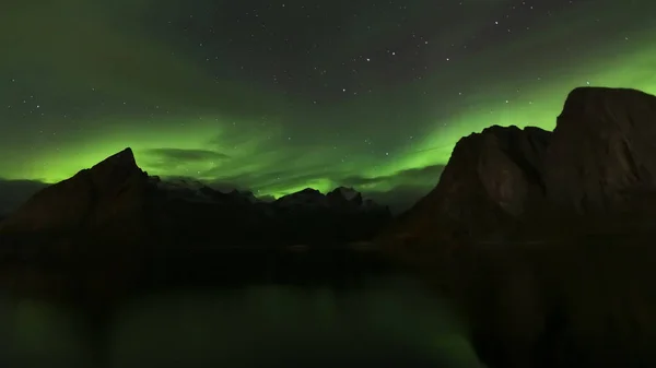 Панорама Aurora Borealis Через Гори Півночі Європи Лофотенські Острови Село — стокове фото