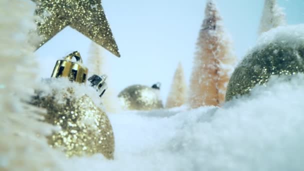 Super Powolny Ruch Spadającego Śniegu Bożonarodzeniowych Szklanych Kulek Ruch Kamery — Wideo stockowe
