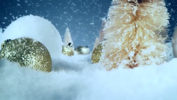 Супер Повільний Рух Падаючого Снігу Різдвяними Скляними Кульками Рух Камери — стокове відео
