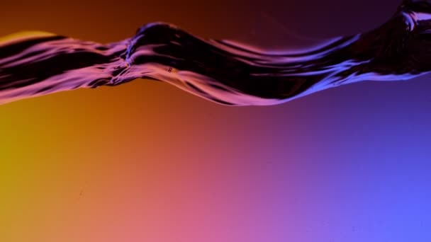Super Pomalý Pohyb Šplouchající Vodní Vlny Ozářený Neonovými Světly Natočeno — Stock video