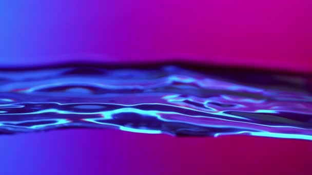 由霓虹灯照射的水波的超级慢速运动 用超高速相机拍摄 每秒1000帧 — 图库视频影像
