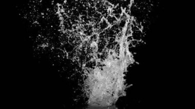 Siyah arka planda su kruvazörü şeklindeki süper yavaş çekim. Yüksek hızlı sinema kamerası, 1000fps.