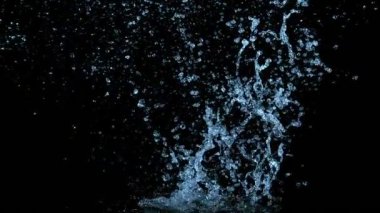 Siyah arka planda su kruvazörü şeklindeki süper yavaş çekim. Yüksek hızlı sinema kamerasıyla çekildi, 1000fps. Hız rampası etkisi.