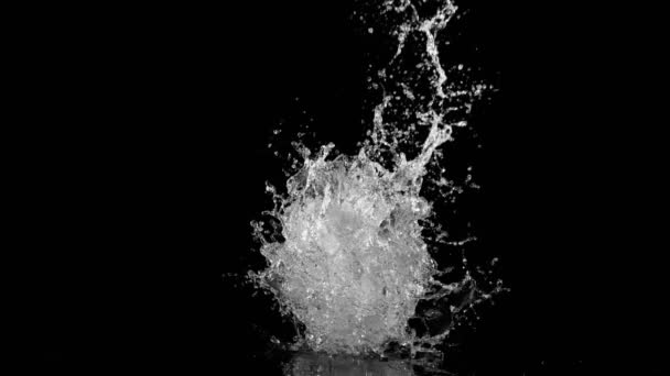 Super Pomalý Pohyb Stříkající Vodní Koruny Tvar Černém Pozadí Natočeno — Stock video