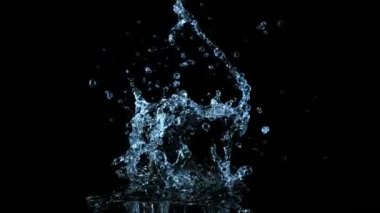 Siyah arka planda su kruvazörü şeklindeki süper yavaş çekim. Yüksek hızlı sinema kamerasıyla çekildi, 1000fps. Hız rampası etkisi.