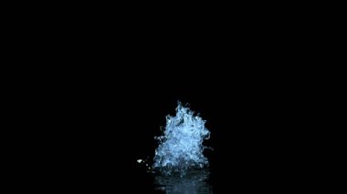 Siyah arka planda su kruvazörü şeklindeki süper yavaş çekim. Yüksek hızlı sinema kamerası, 1000fps.